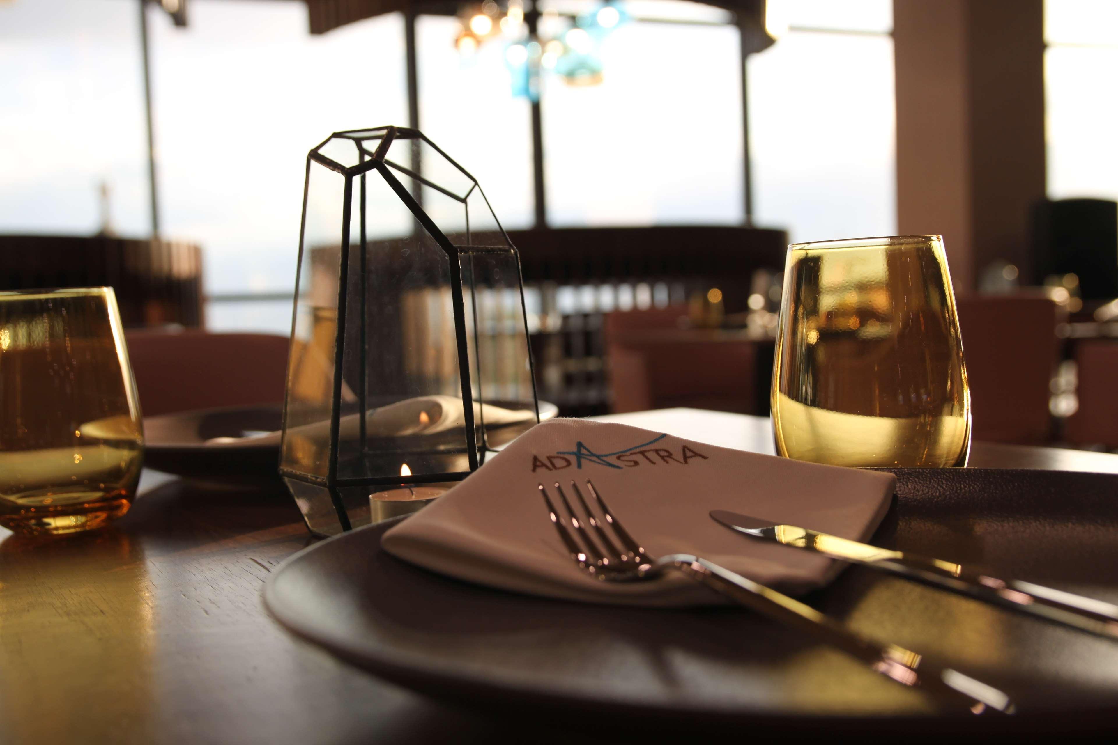 Radisson Blu Hotel יירבאן מראה חיצוני תמונה A restaurant table setting
