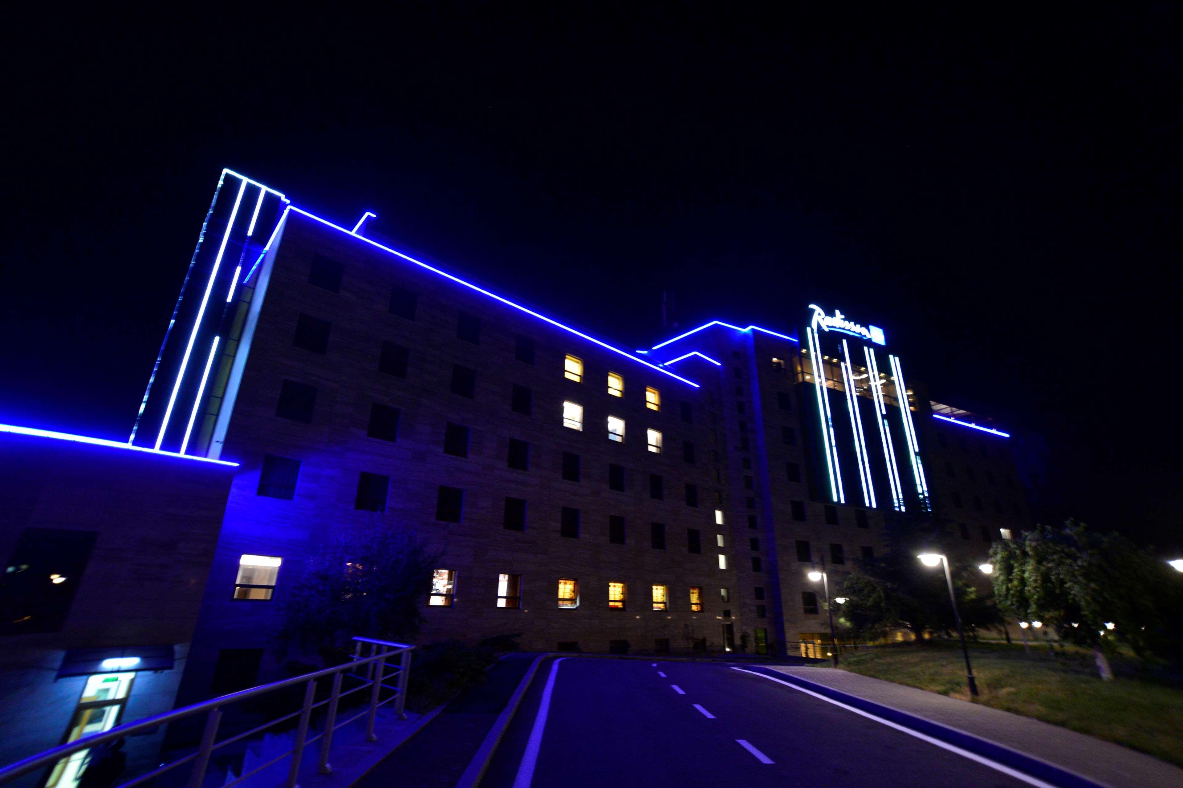 Radisson Blu Hotel יירבאן מראה חיצוני תמונה The Royal Victoria Hospital at night