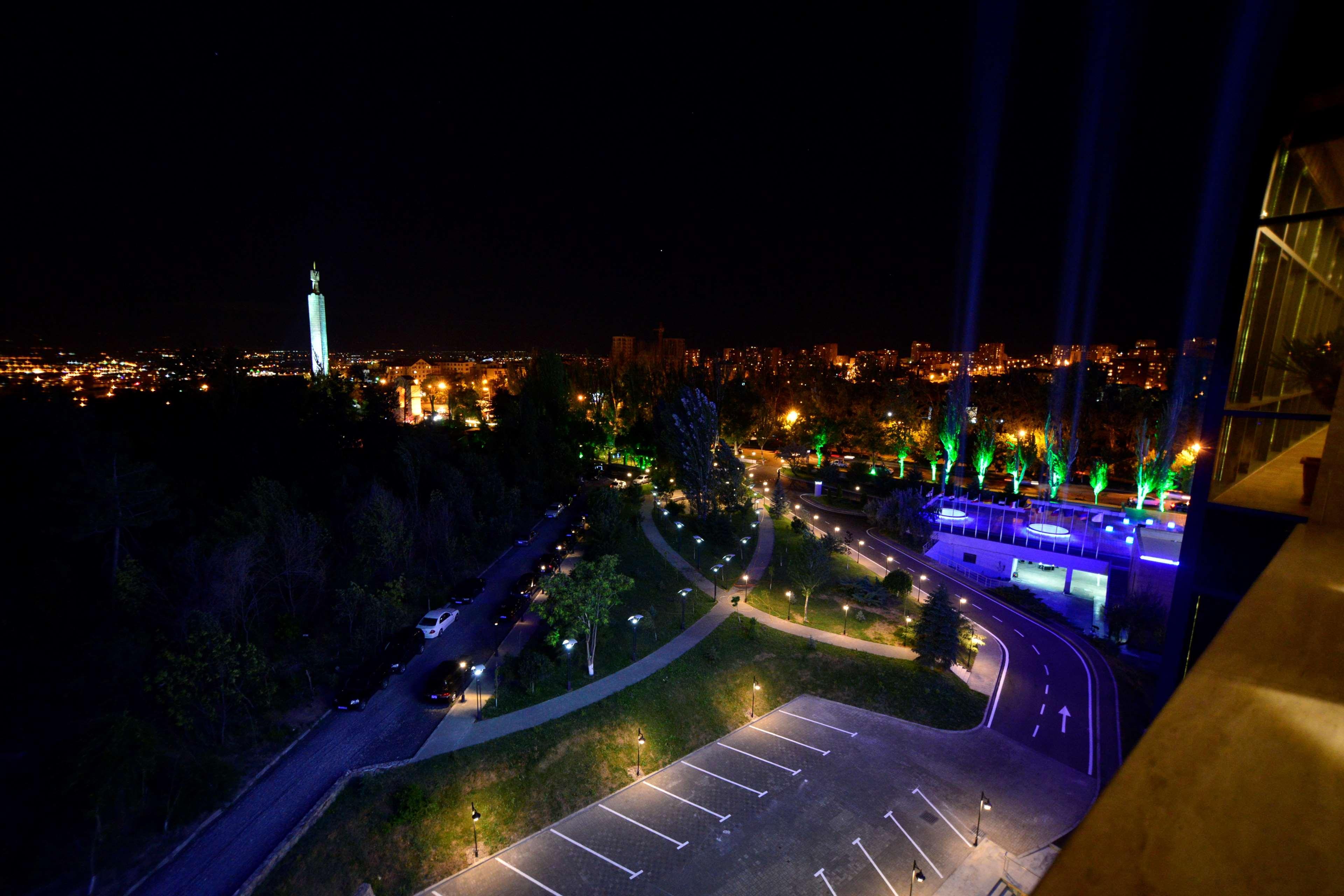 Radisson Blu Hotel יירבאן מראה חיצוני תמונה The park at night