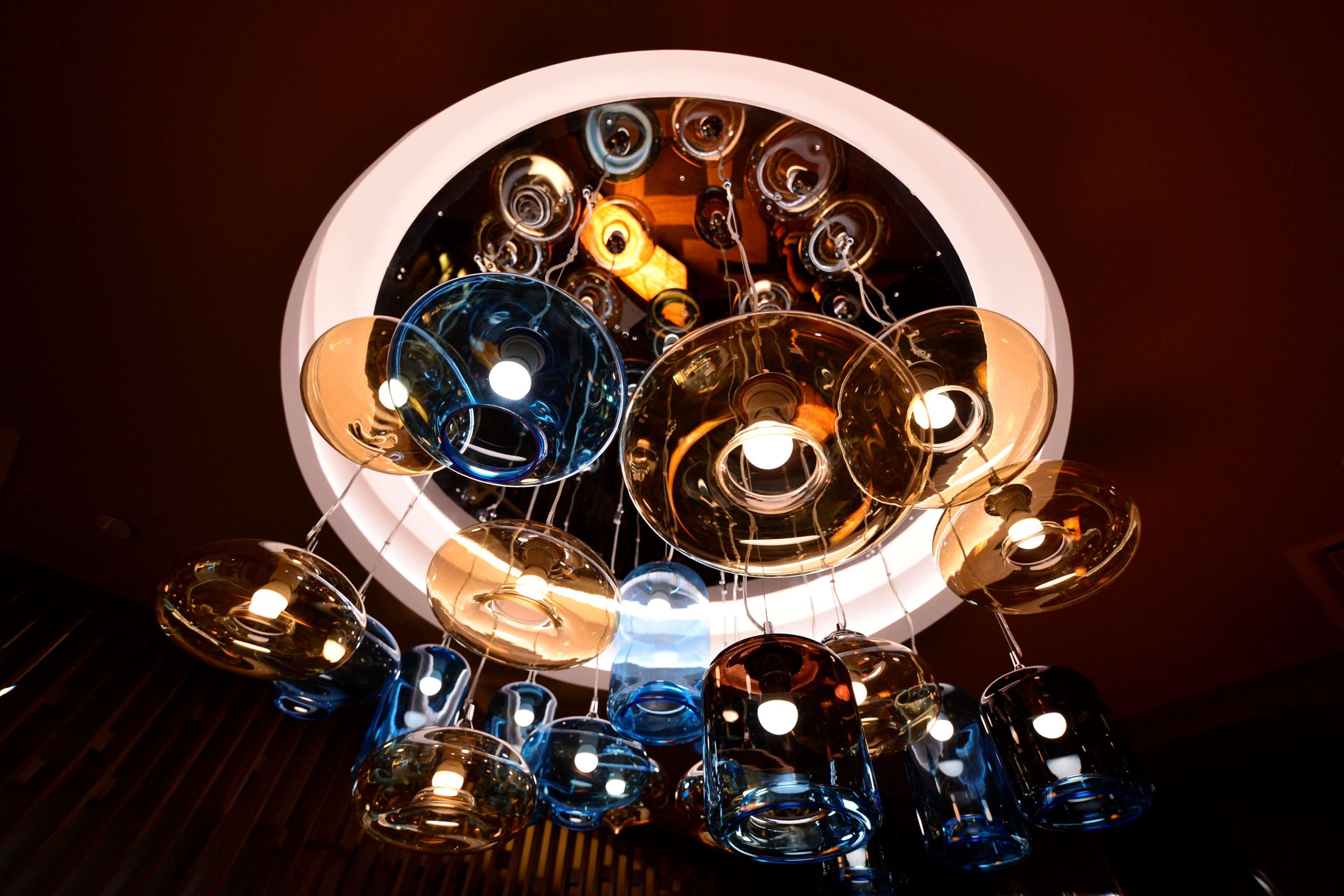 Radisson Blu Hotel יירבאן מראה חיצוני תמונה A chandelier