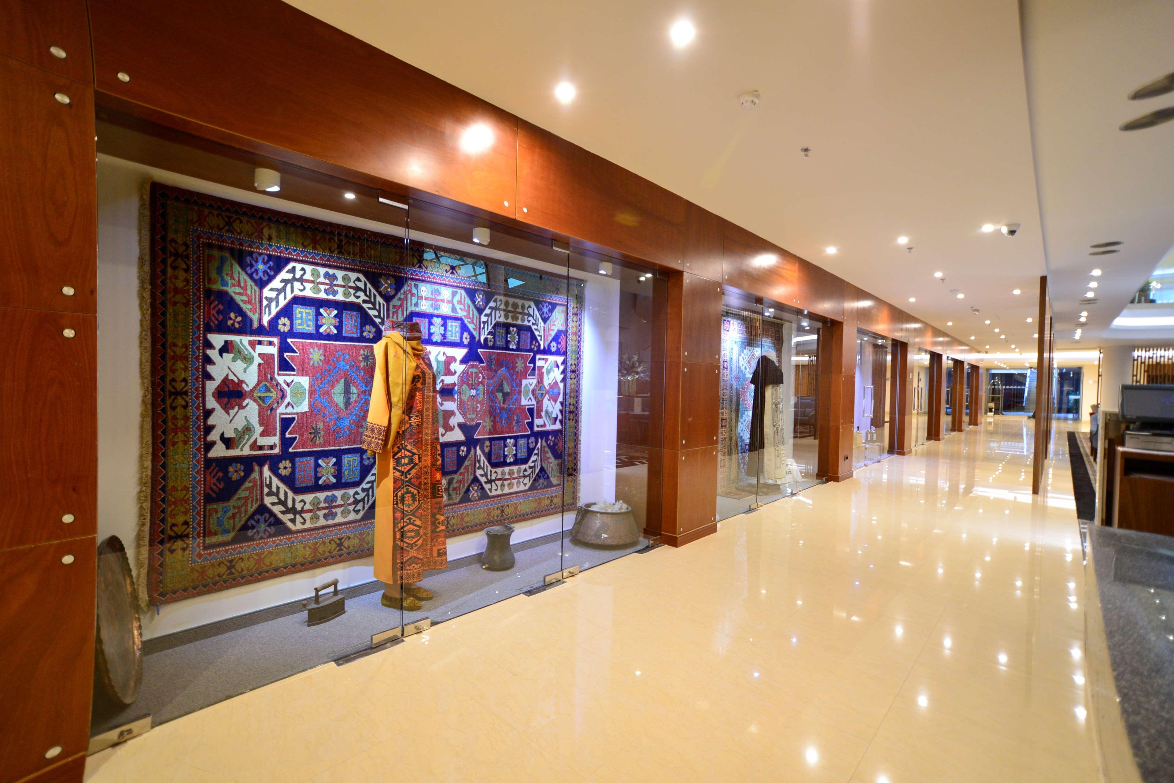 Radisson Blu Hotel יירבאן מראה חיצוני תמונה Interior of the hotel