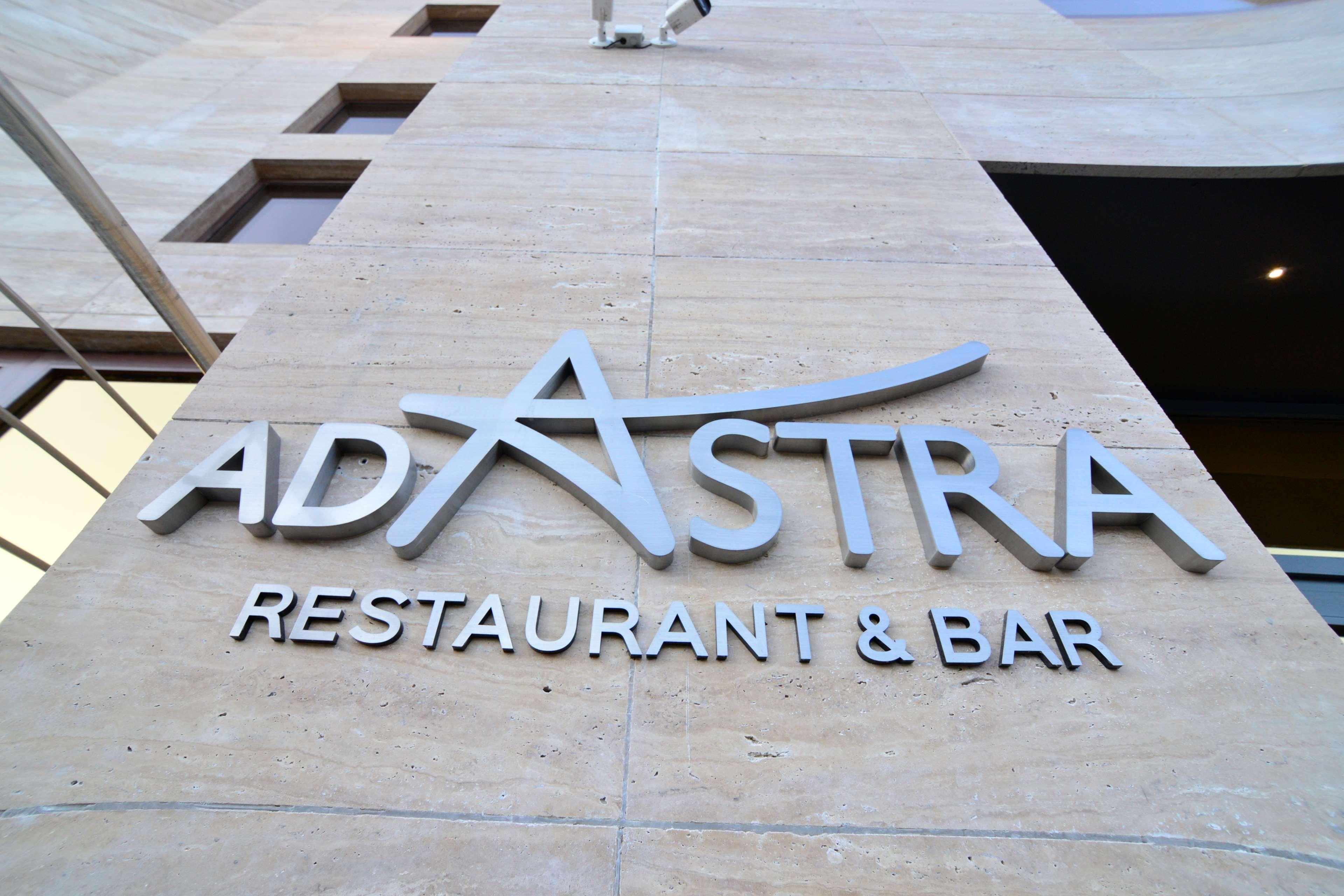 Radisson Blu Hotel יירבאן מראה חיצוני תמונה Ad Astra Restaurant and Bar
