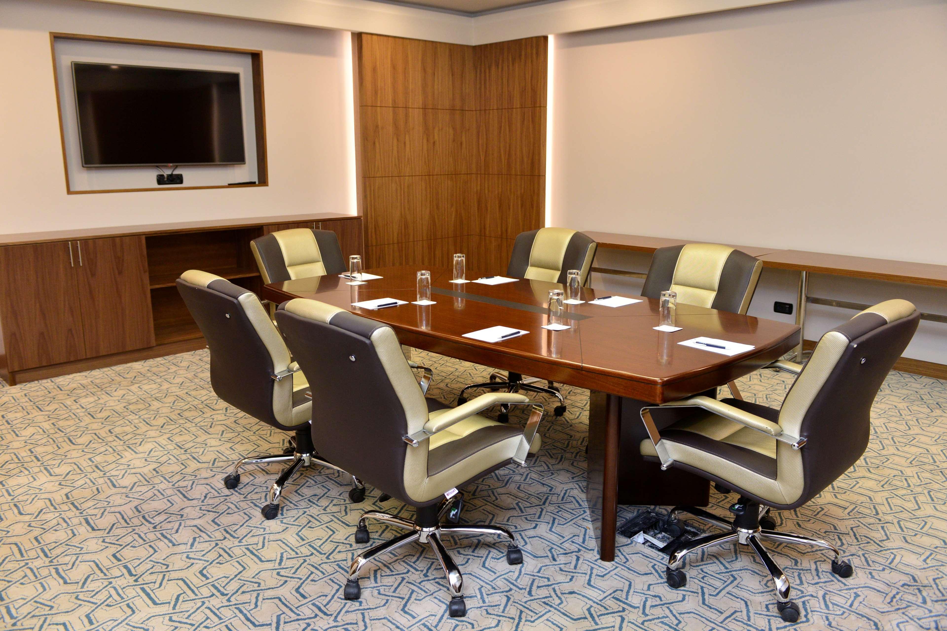 Radisson Blu Hotel יירבאן מראה חיצוני תמונה A boardroom
