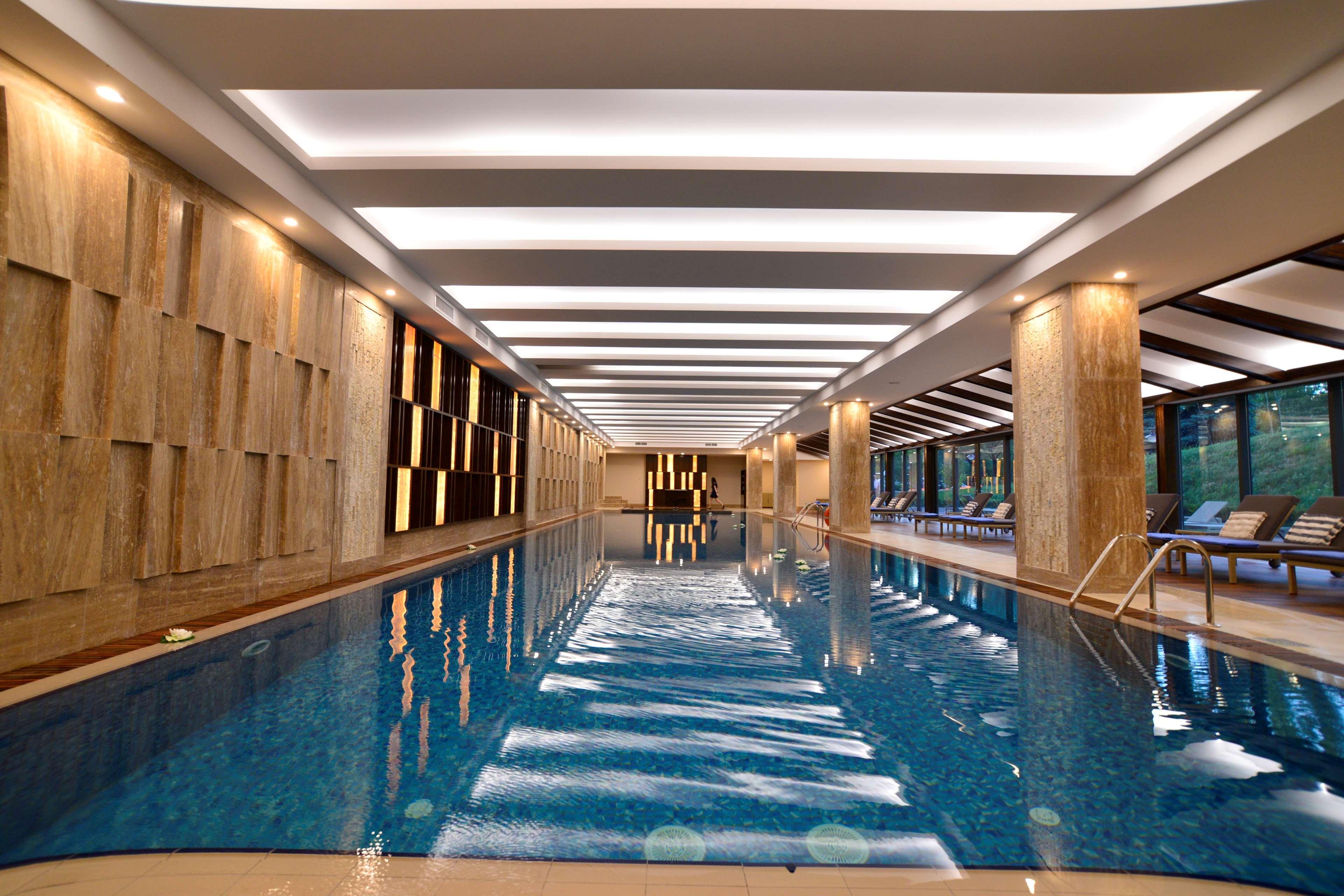 Radisson Blu Hotel יירבאן מראה חיצוני תמונה The indoor pool