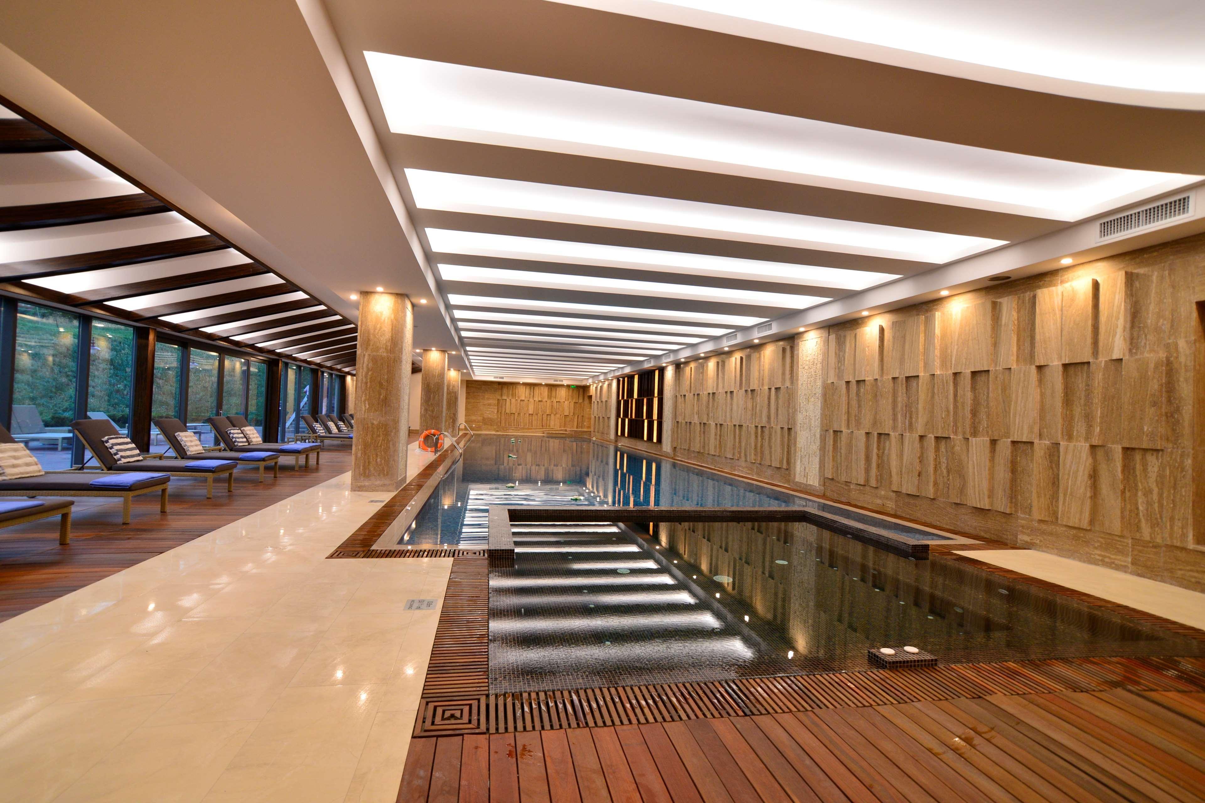Radisson Blu Hotel יירבאן מראה חיצוני תמונה The swimming pool at the hotel