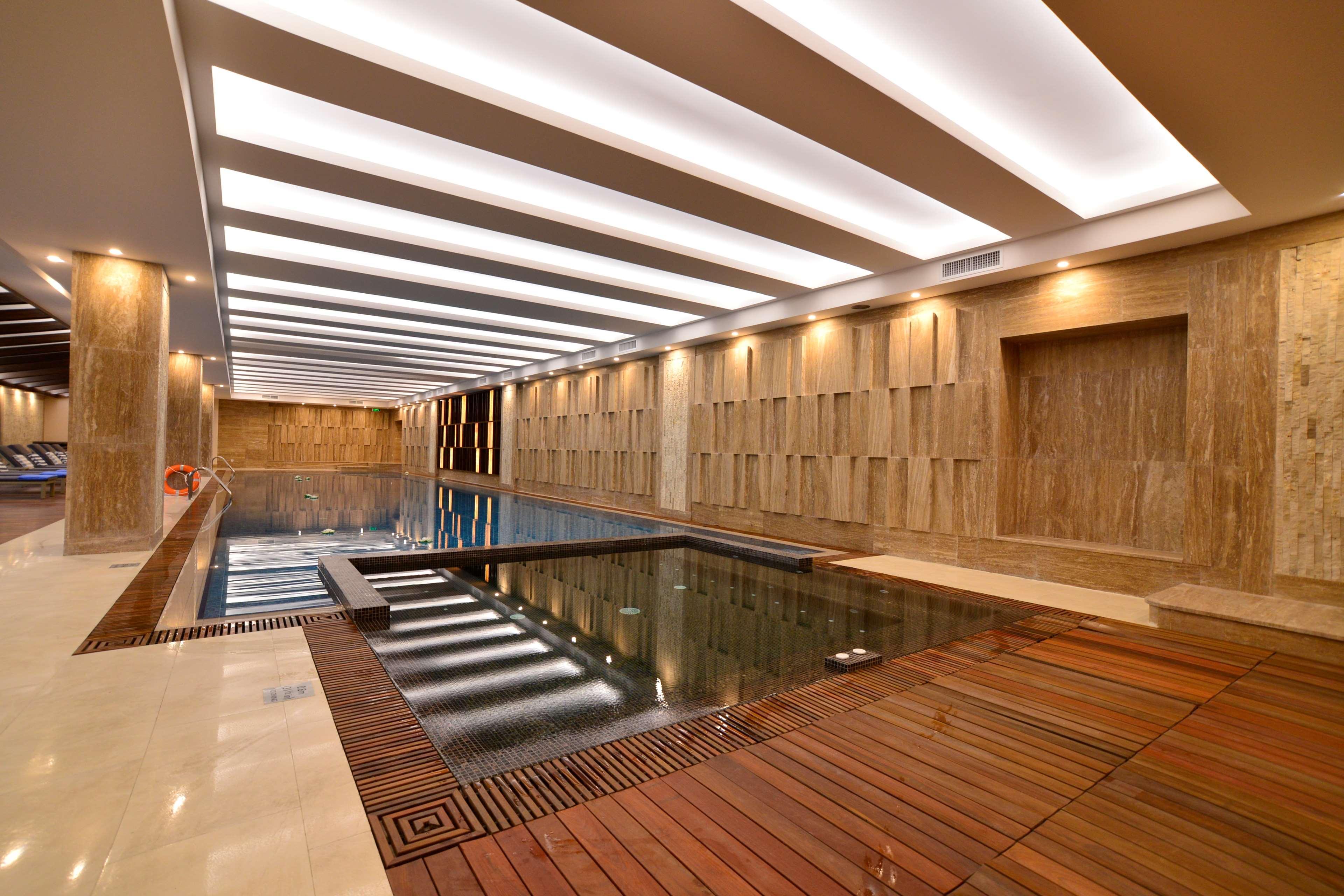 Radisson Blu Hotel יירבאן מראה חיצוני תמונה The swimming pool at the hotel