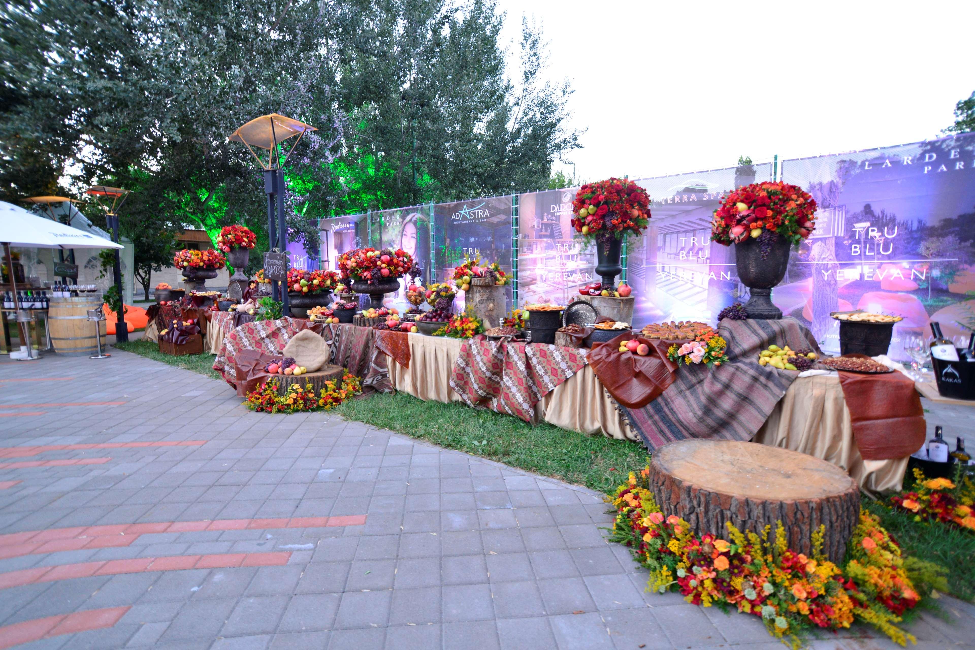 Radisson Blu Hotel יירבאן מראה חיצוני תמונה A buffet at a wedding reception
