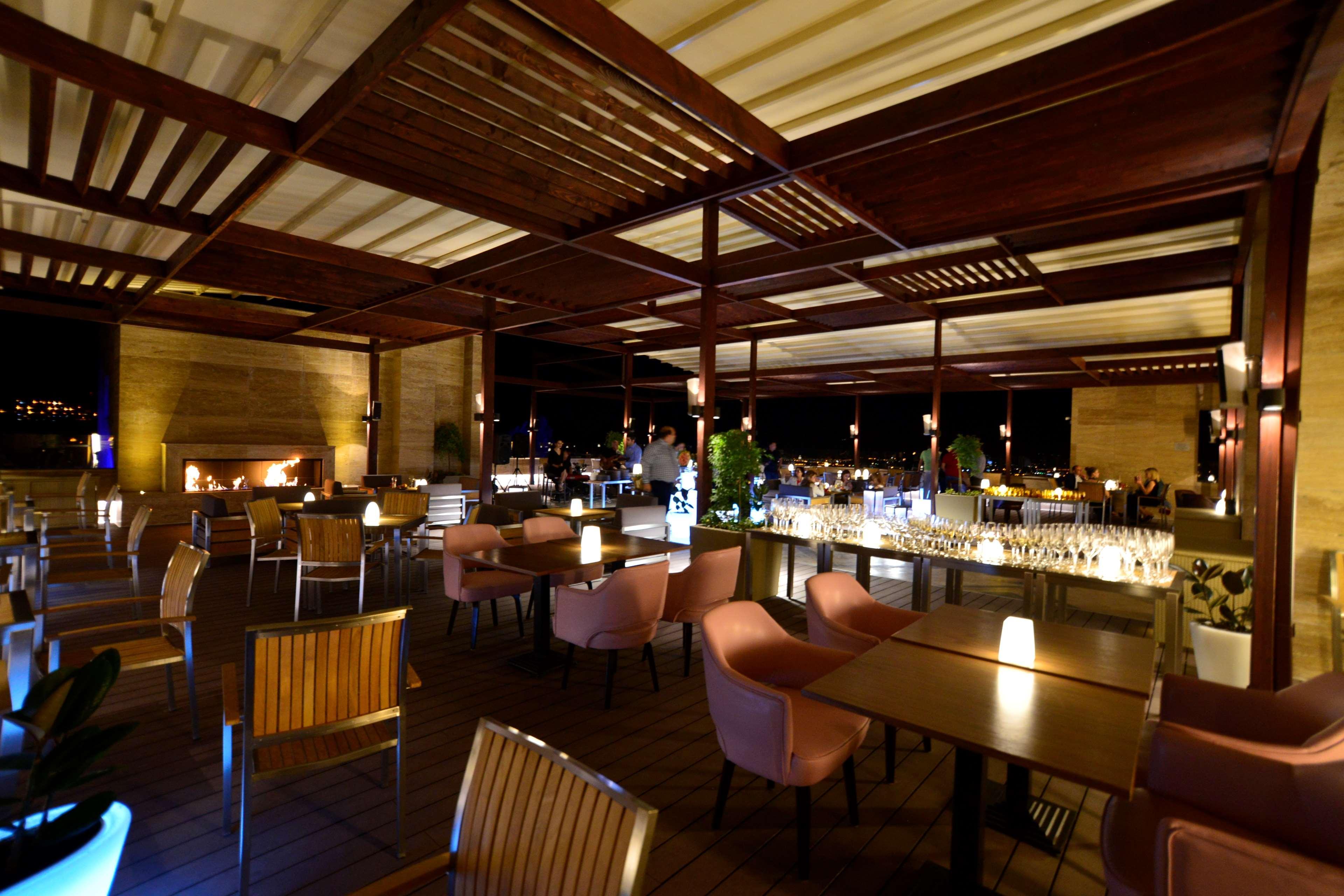 Radisson Blu Hotel יירבאן מראה חיצוני תמונה The interior of the restaurant