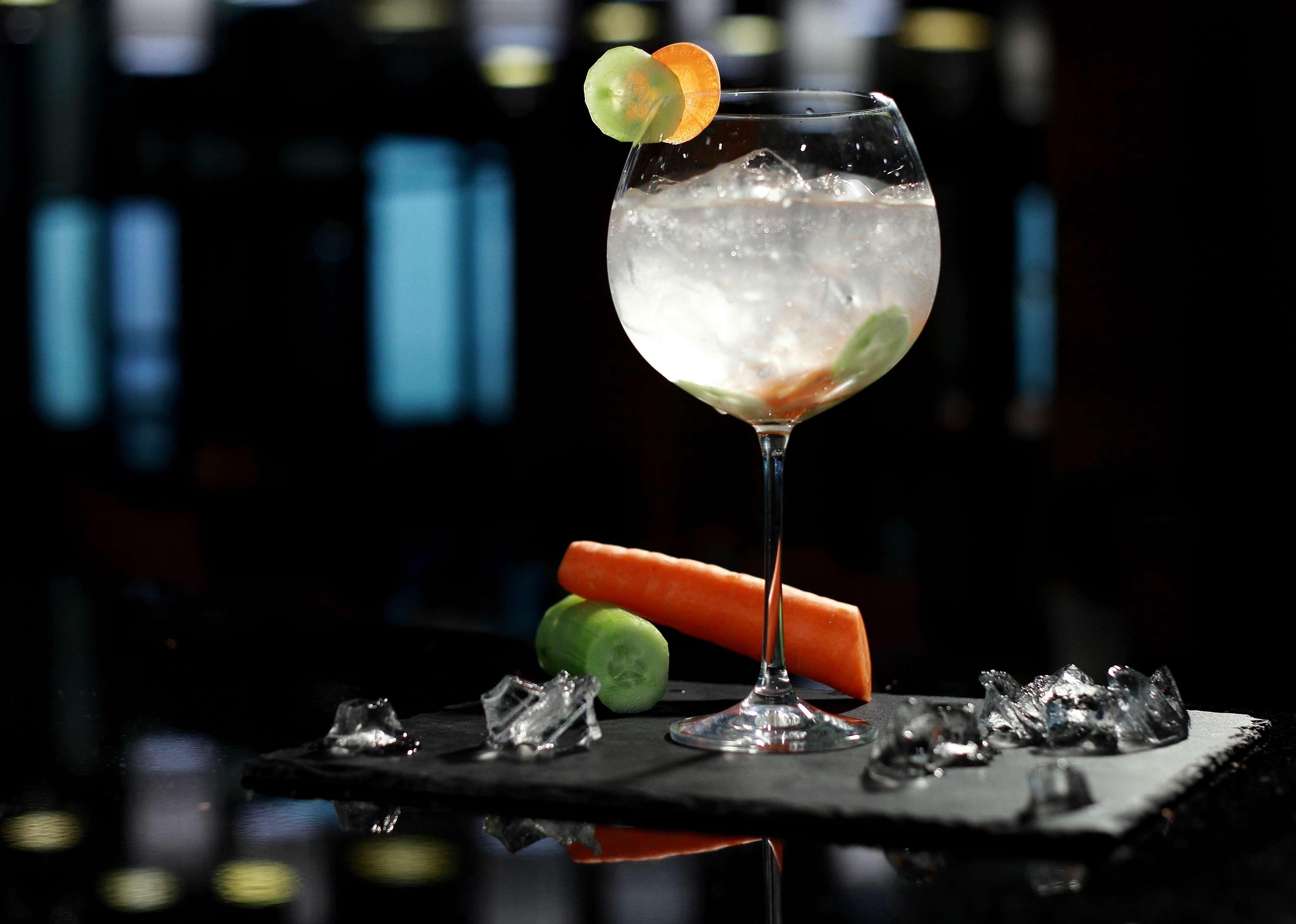 Radisson Blu Hotel יירבאן מראה חיצוני תמונה A G&T served in a balloon glass