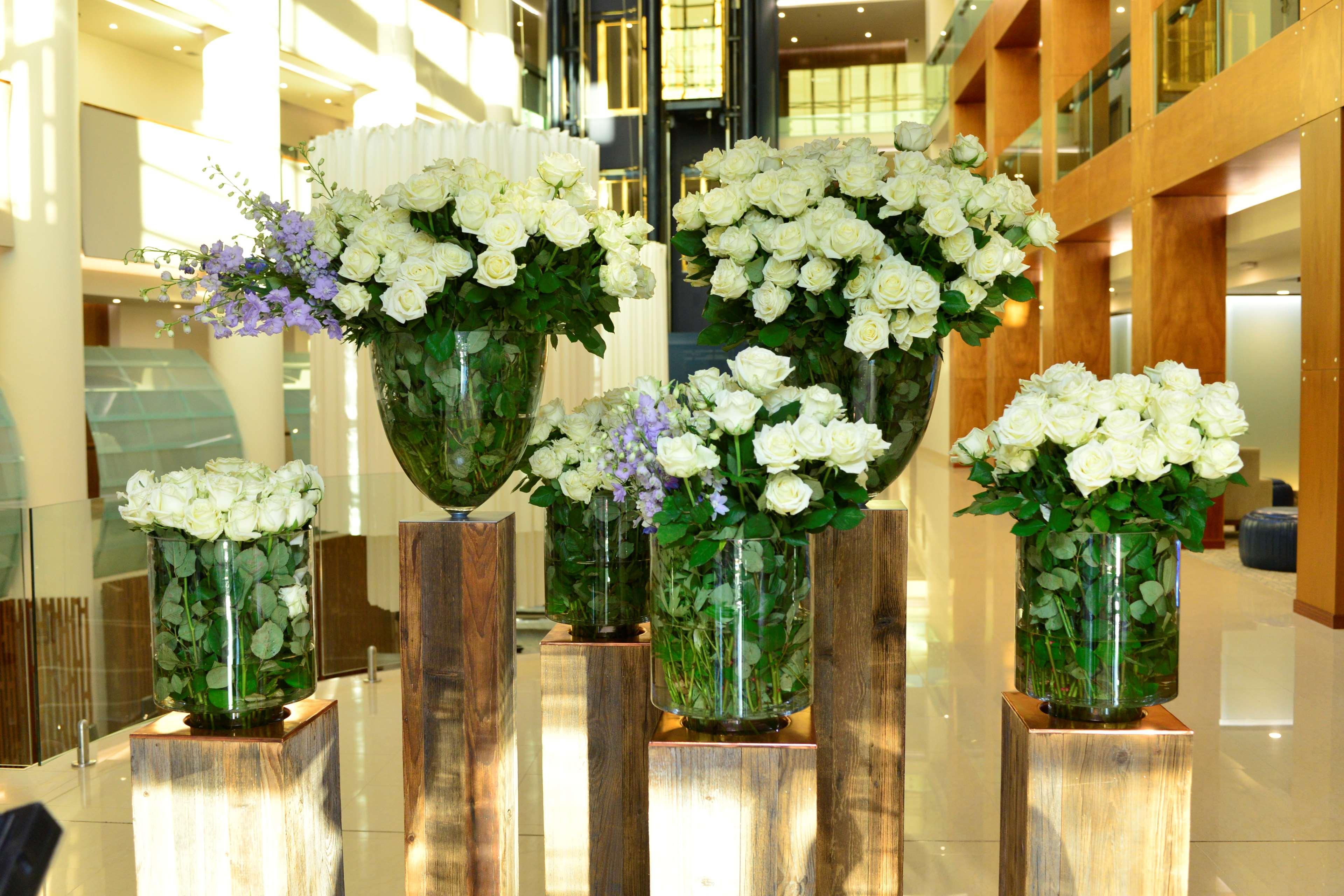 Radisson Blu Hotel יירבאן מראה חיצוני תמונה Flower arrangement