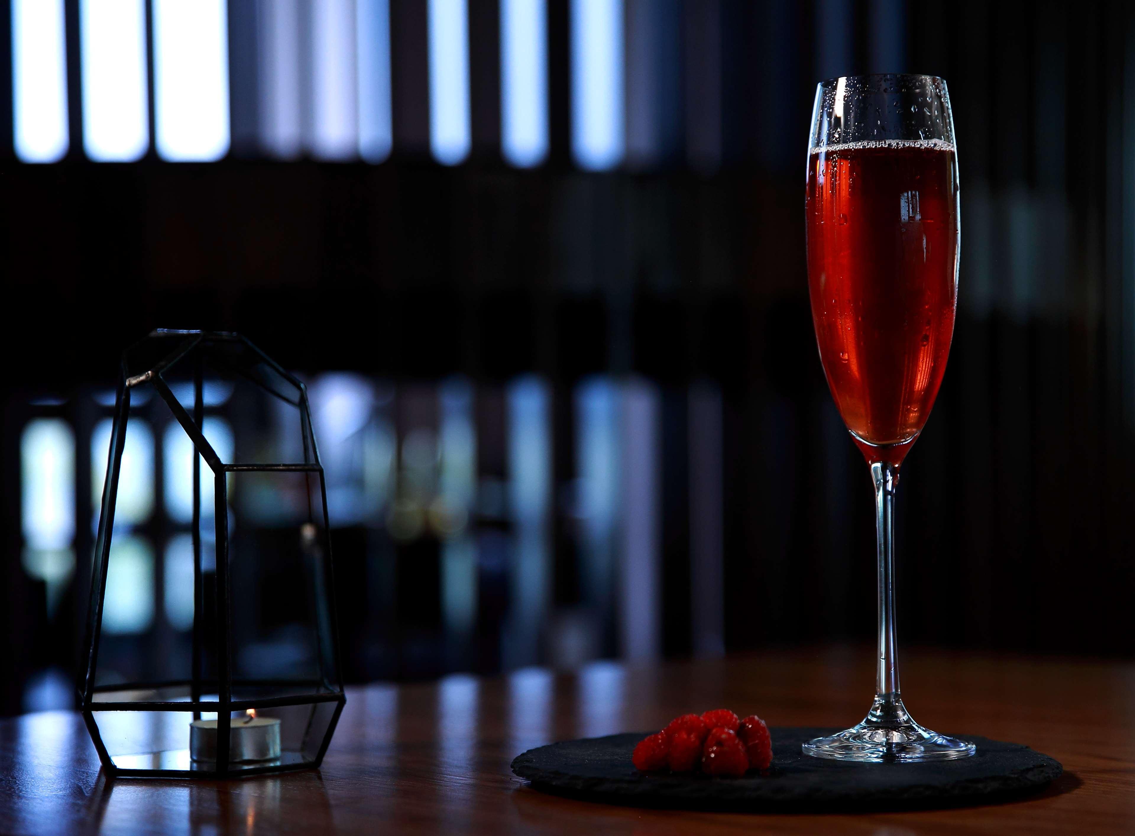 Radisson Blu Hotel יירבאן מראה חיצוני תמונה A Kir Royale
