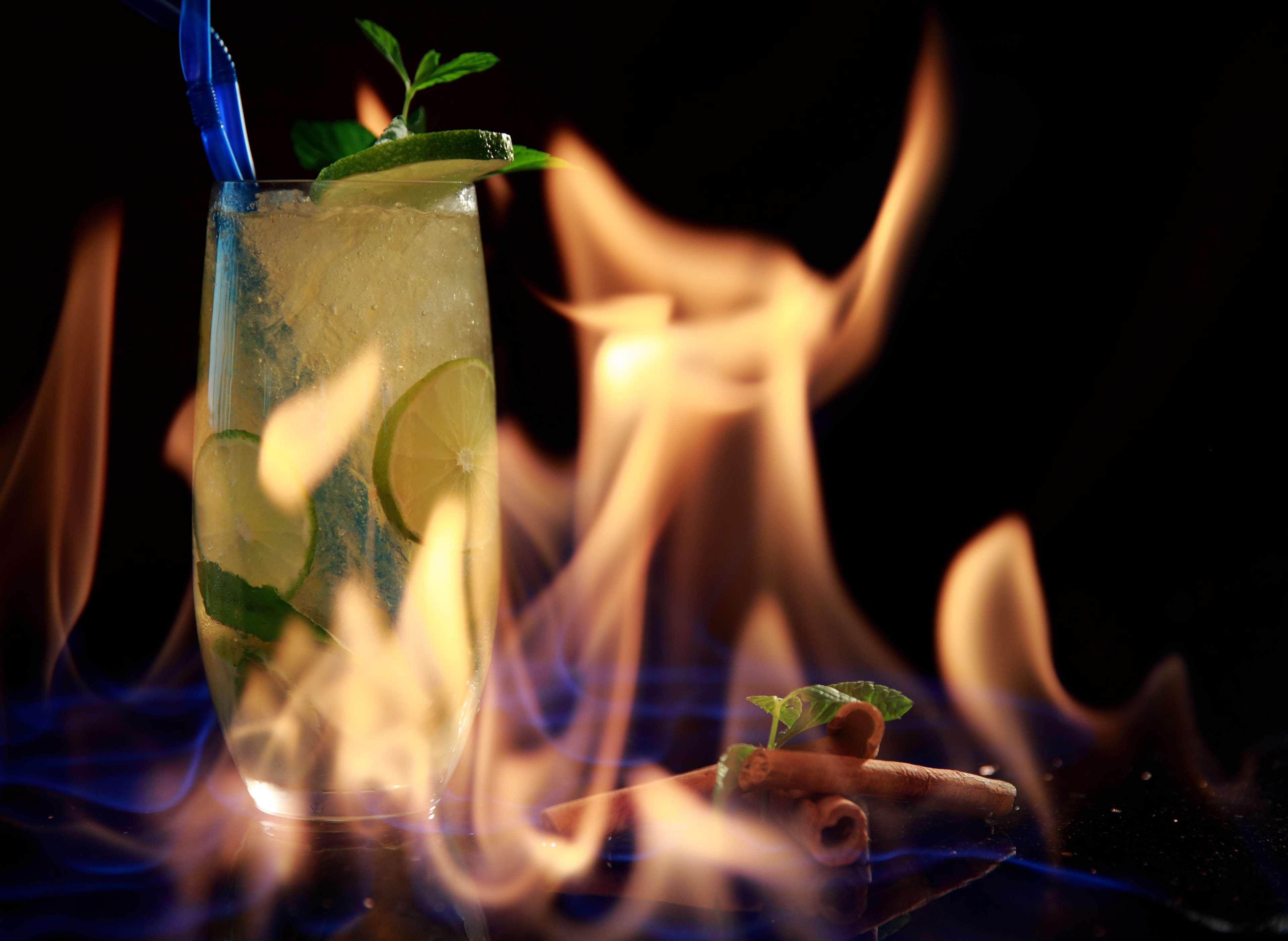 Radisson Blu Hotel יירבאן מראה חיצוני תמונה A flaming Mojito