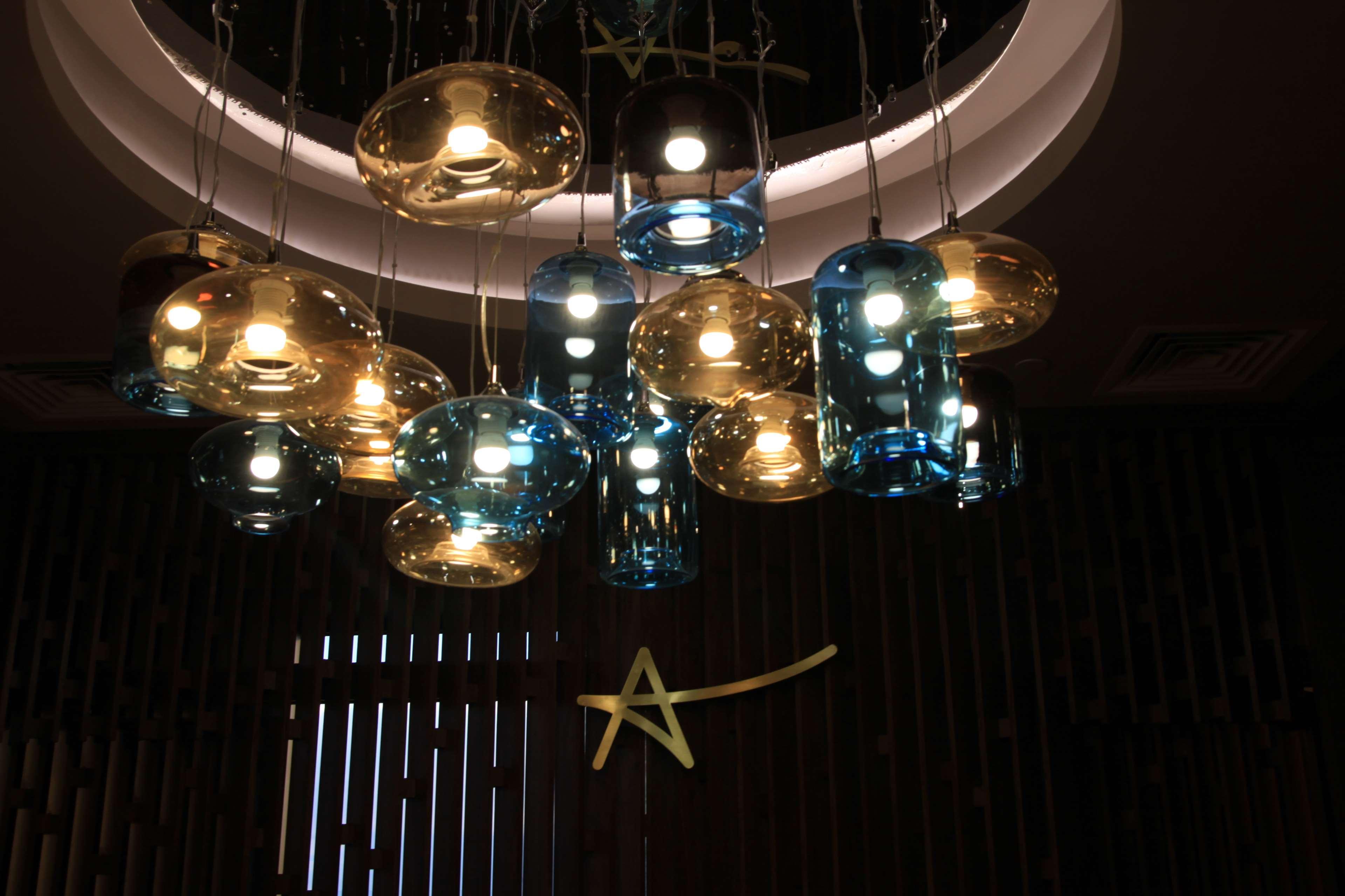 Radisson Blu Hotel יירבאן מראה חיצוני תמונה The chandelier at the lobby of the hotel
