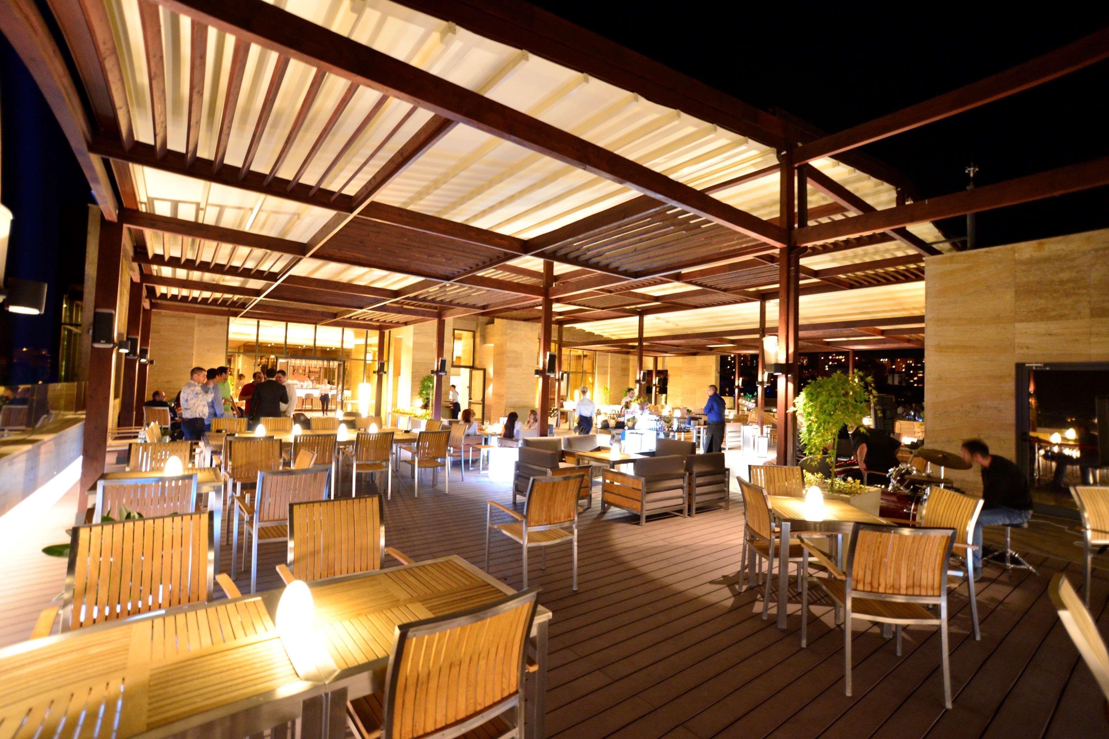 Radisson Blu Hotel יירבאן מראה חיצוני תמונה The Terrace
