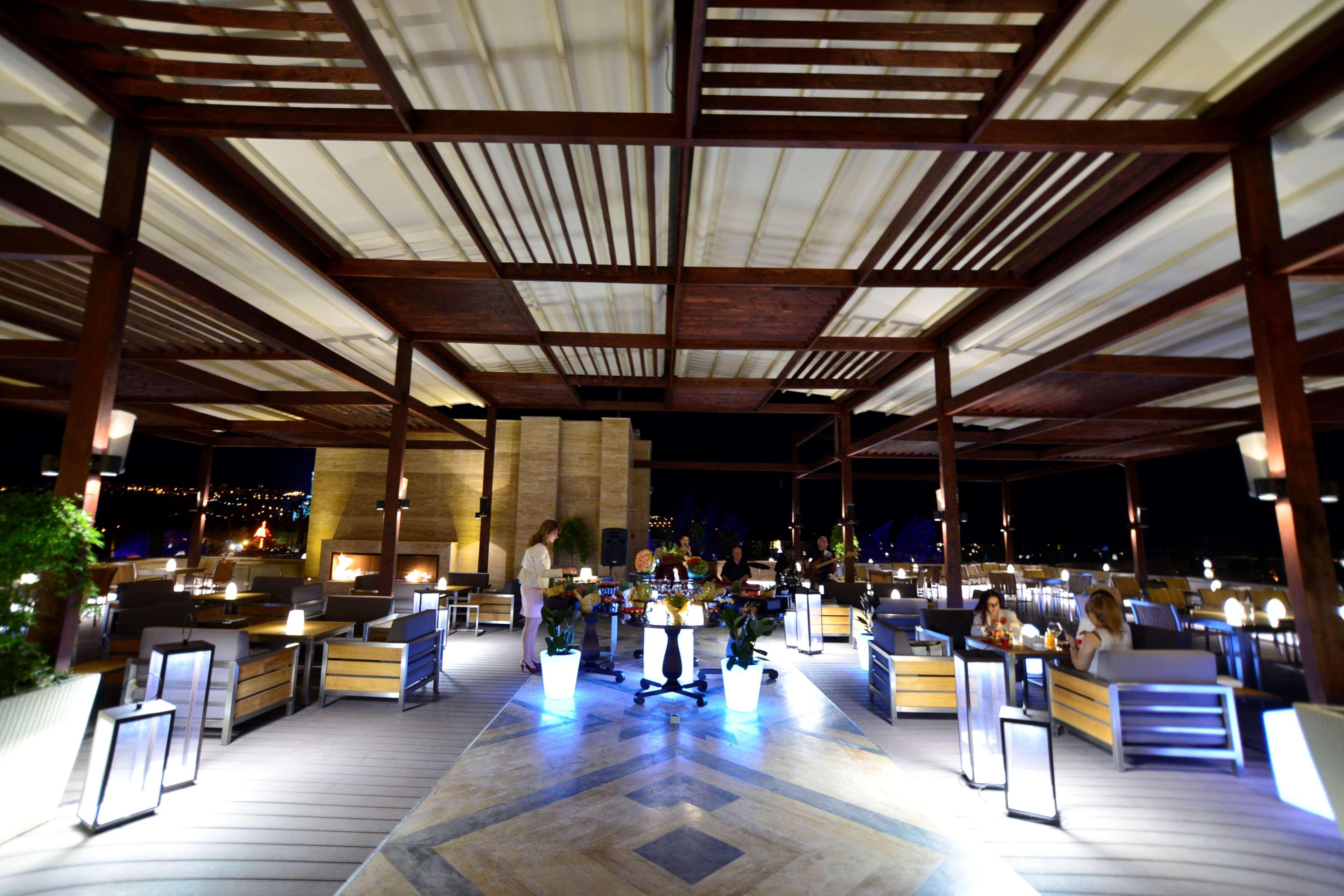 Radisson Blu Hotel יירבאן מראה חיצוני תמונה The restaurant at the top of the hotel