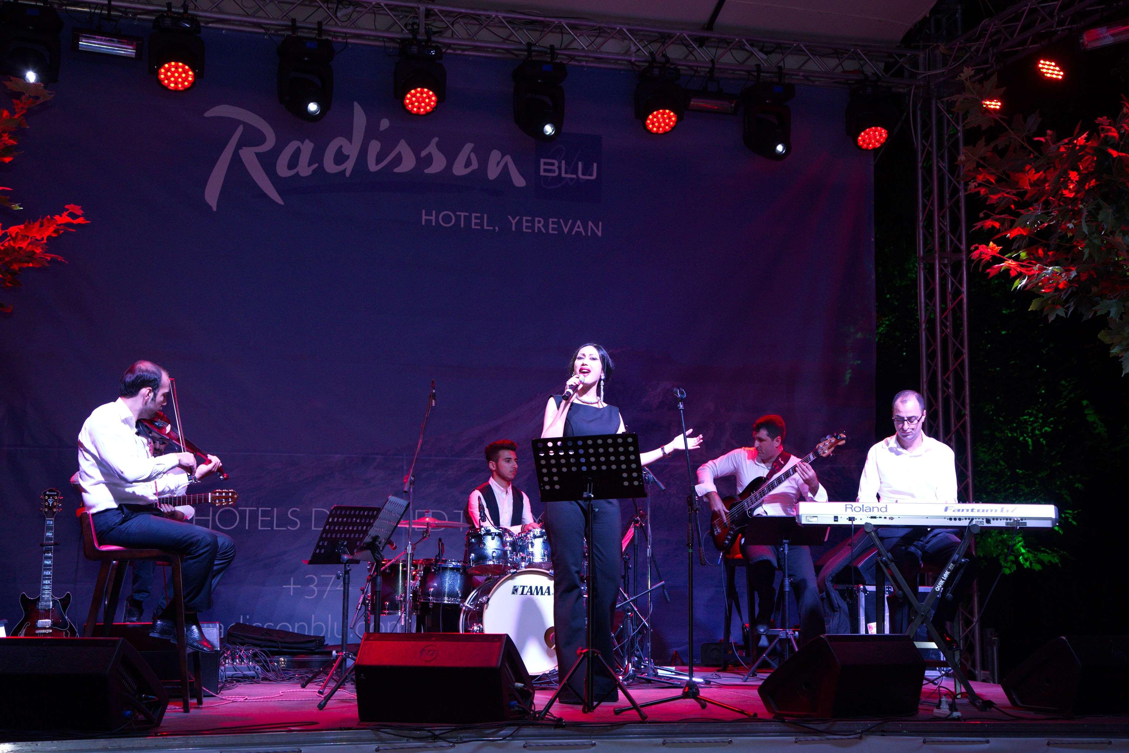 Radisson Blu Hotel יירבאן מראה חיצוני תמונה The band in 2015
