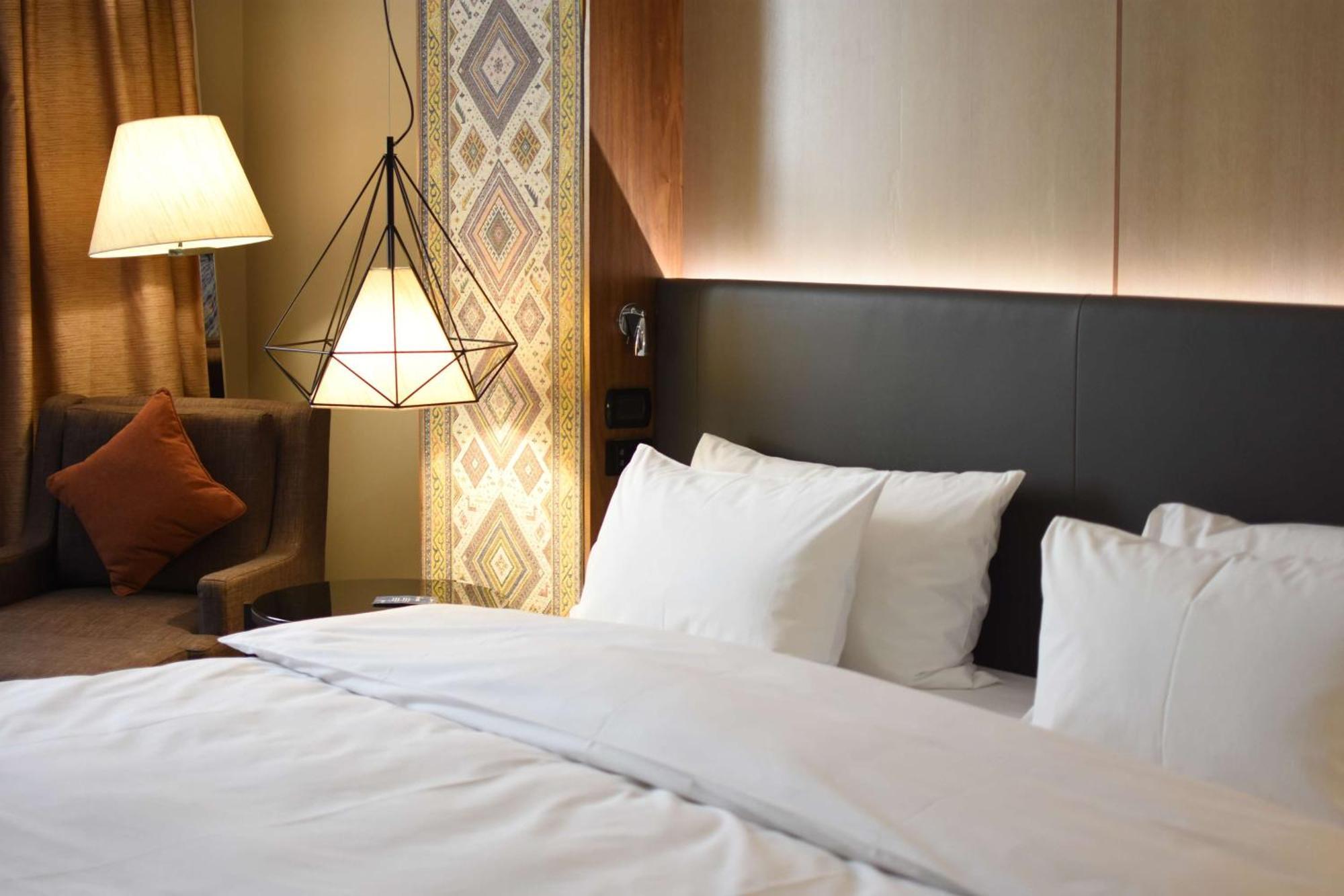 Radisson Blu Hotel יירבאן מראה חיצוני תמונה A bed with white sheets