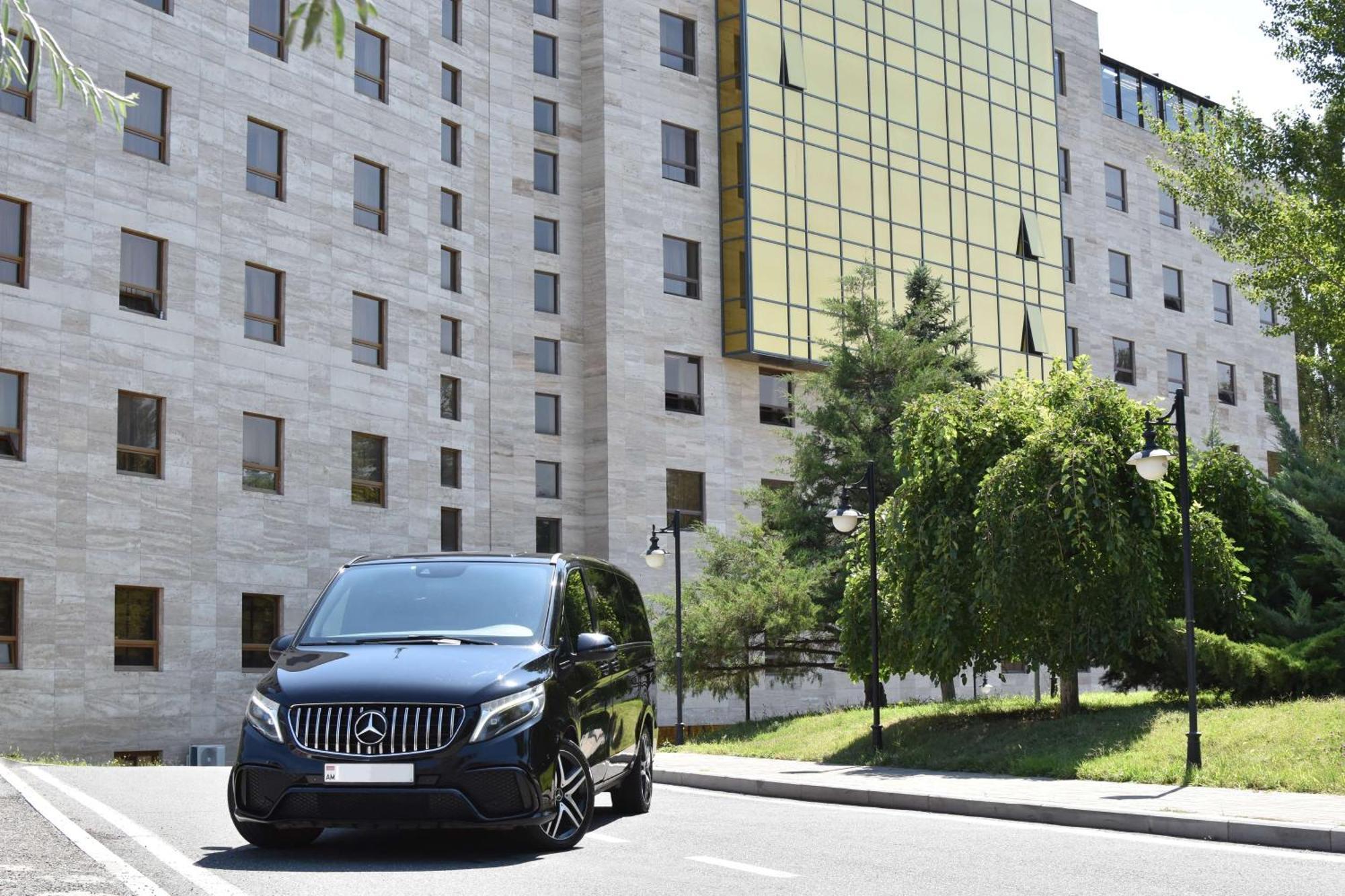 Radisson Blu Hotel יירבאן מראה חיצוני תמונה Mercedes-Benz V-Class