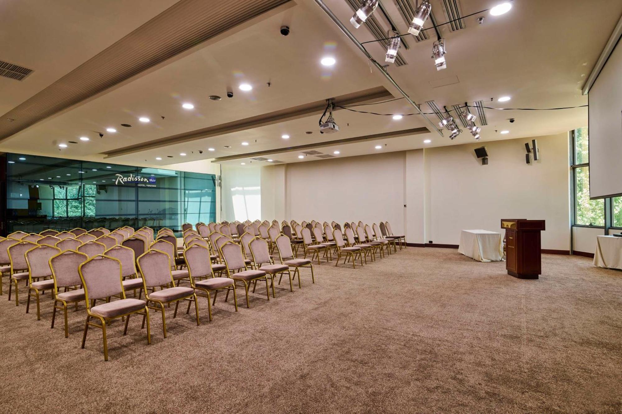 Radisson Blu Hotel יירבאן מראה חיצוני תמונה The main hall of the National Museum of Natural History