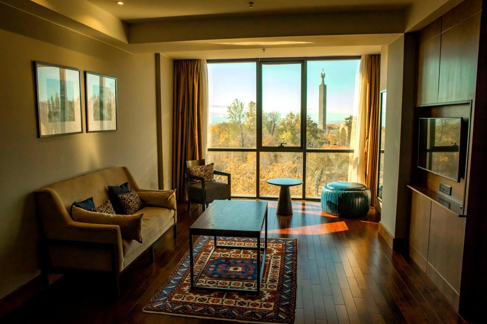 Radisson Blu Hotel יירבאן מראה חיצוני תמונה A living room in a suite at the Hilton Johannesburg
