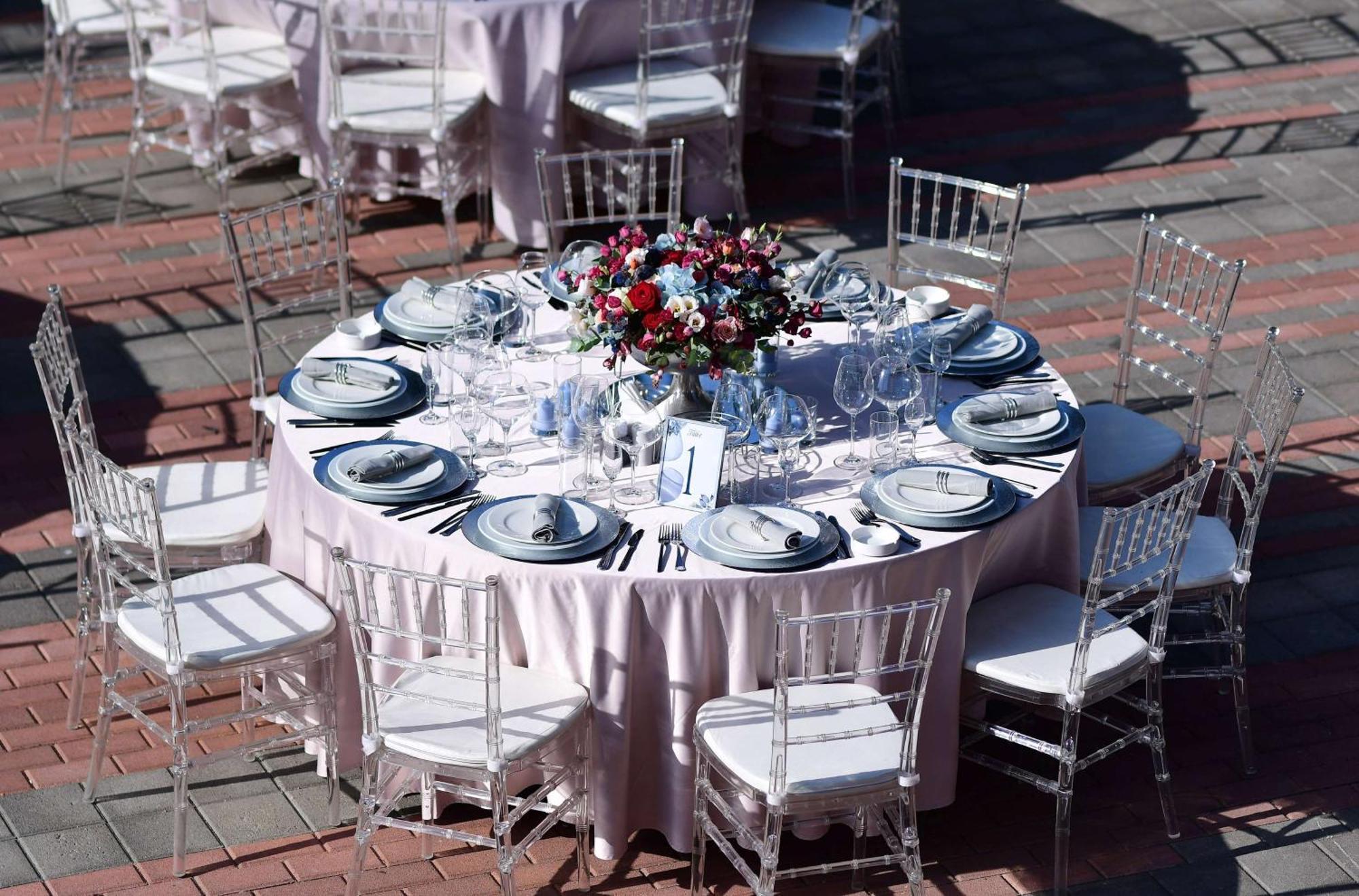 Radisson Blu Hotel יירבאן מראה חיצוני תמונה A table set for a formal dinner